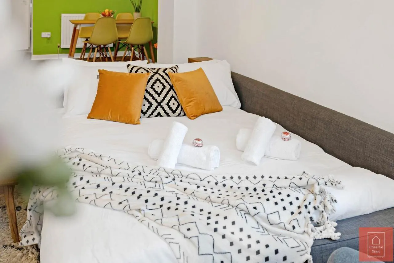 Cheerful Stays: Spacious Flat In Vibrant Leith Edinburgh