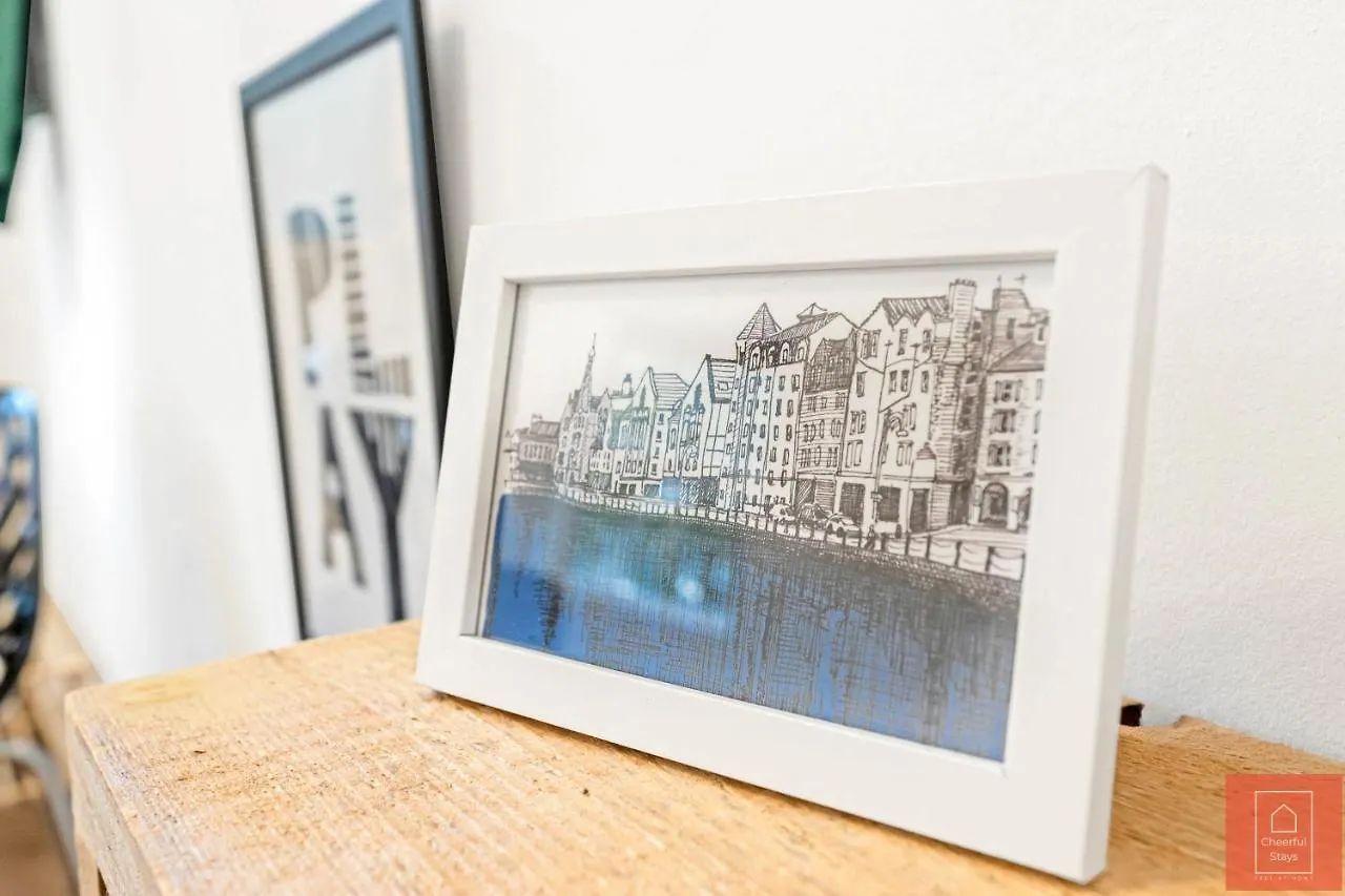 Cheerful Stays: Spacious Flat In Vibrant Leith Edinburgh 0*,