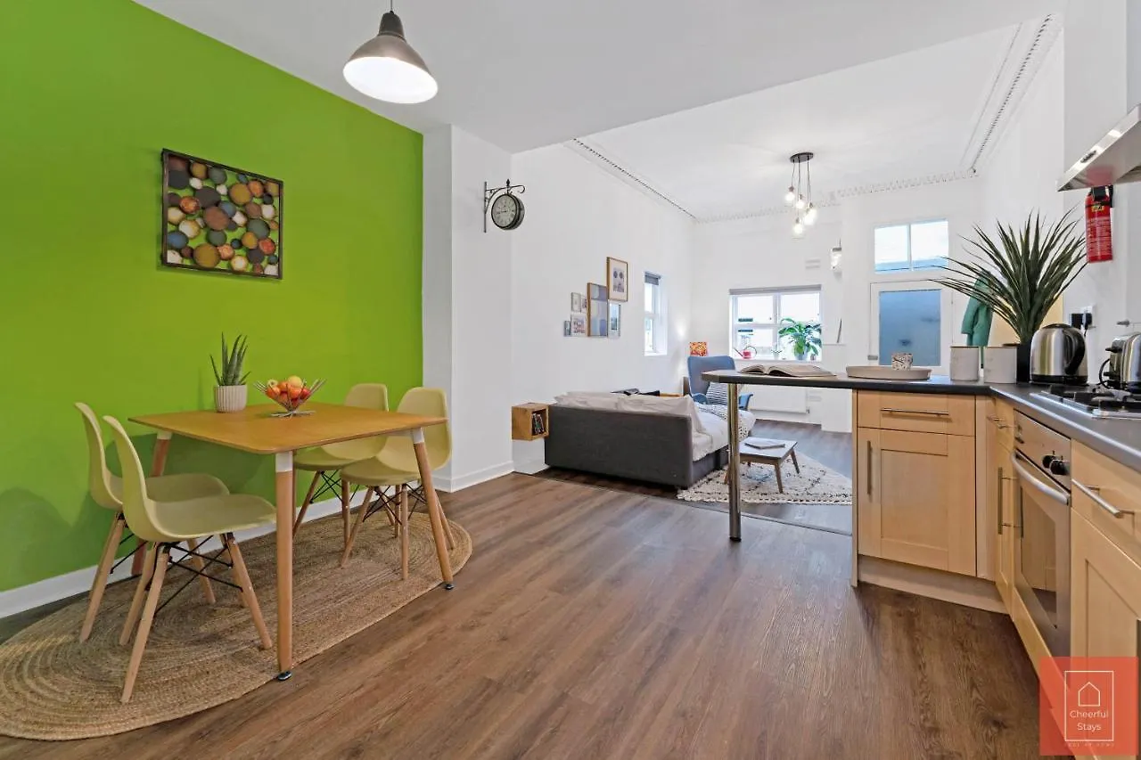 Cheerful Stays: Spacious Flat In Vibrant Leith Edinburgh