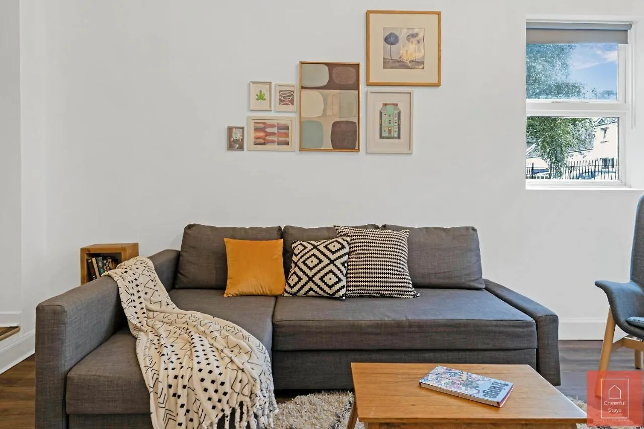 Cheerful Stays: Spacious Flat In Vibrant Leith Edinburgh