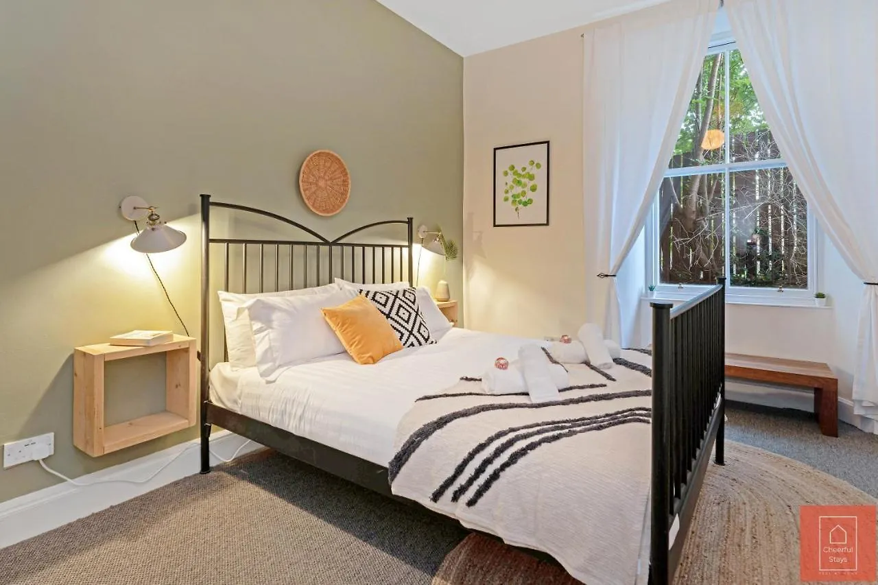 Cheerful Stays: Spacious Flat In Vibrant Leith Edimburgo 0*,