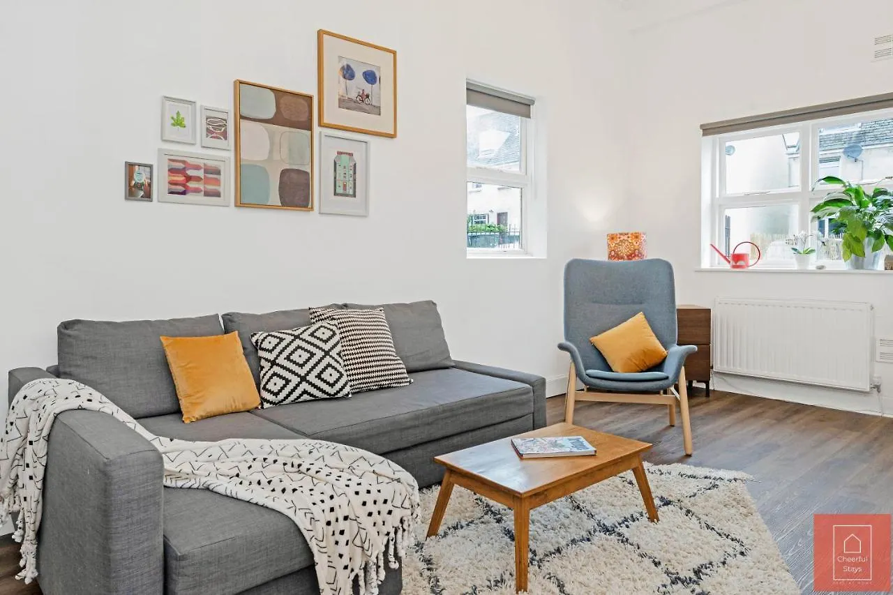 Cheerful Stays: Spacious Flat In Vibrant Leith Edinburgh
